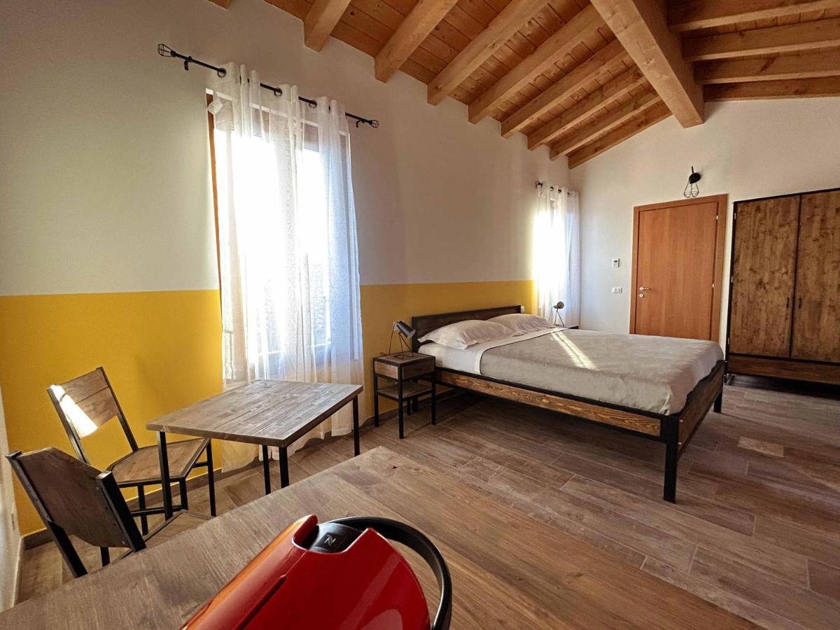 La Volpe Rossa Rooms And Apartments San Felice del Benaco Luaran gambar
