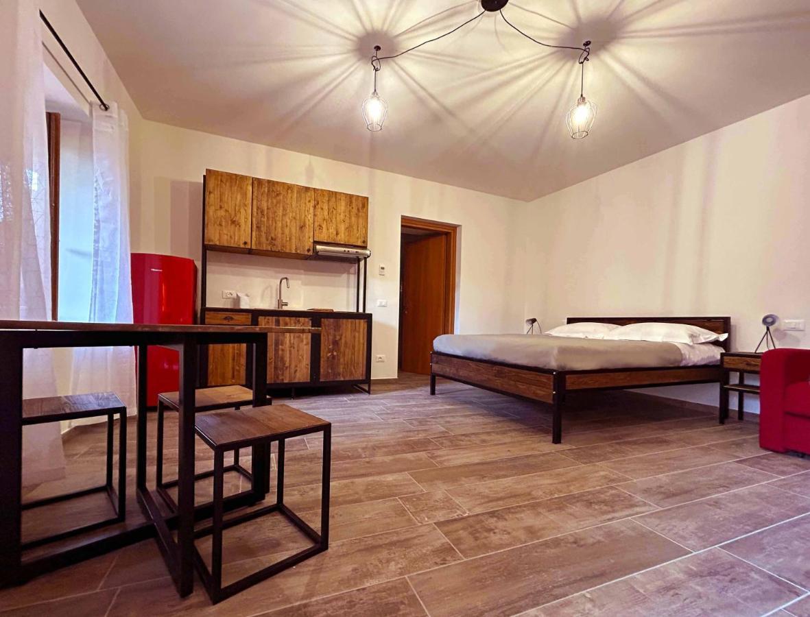 La Volpe Rossa Rooms And Apartments San Felice del Benaco Luaran gambar