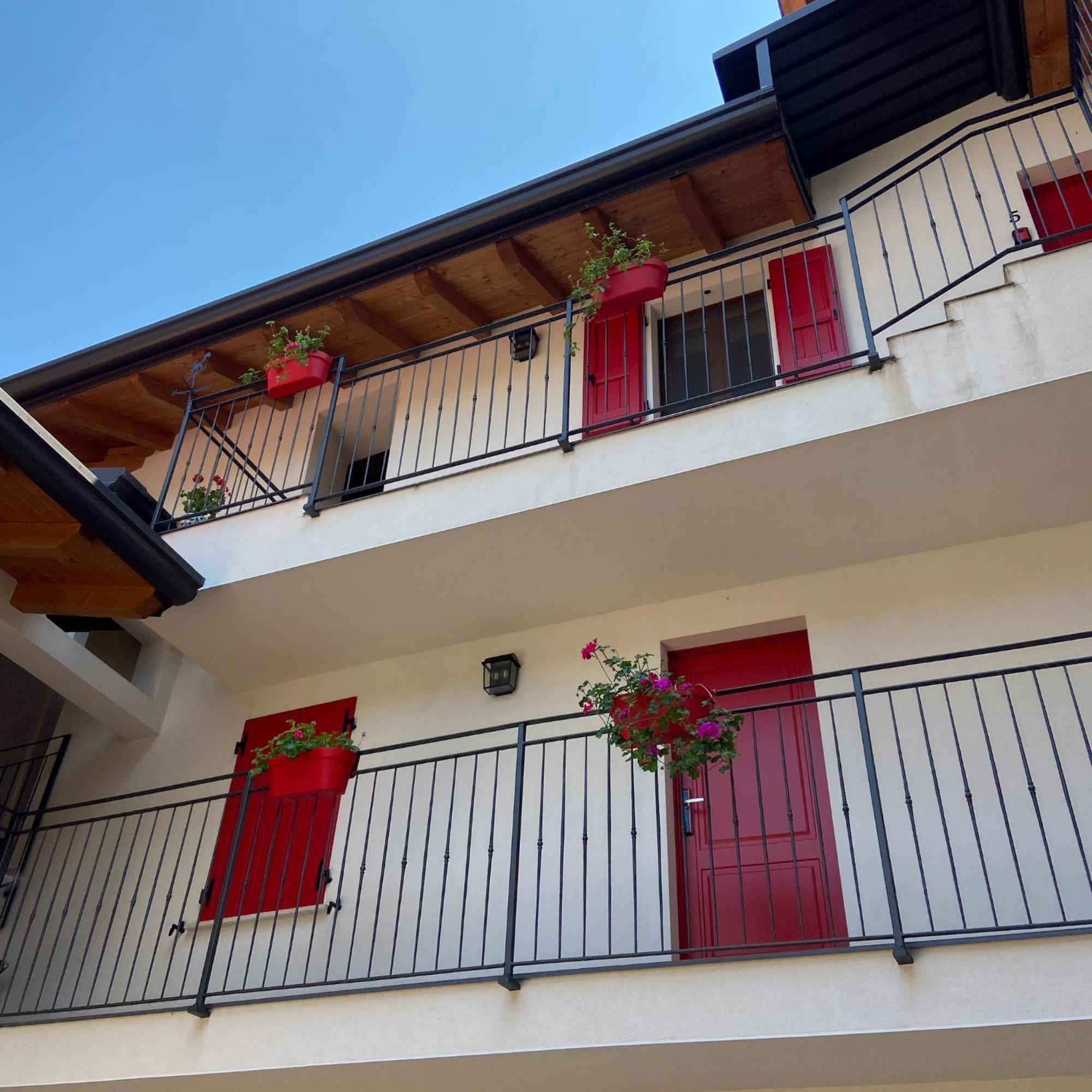 La Volpe Rossa Rooms And Apartments San Felice del Benaco Luaran gambar